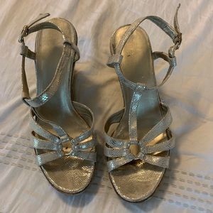 BANDOLINO Gold Leather snake skin heels. Sz 6.5